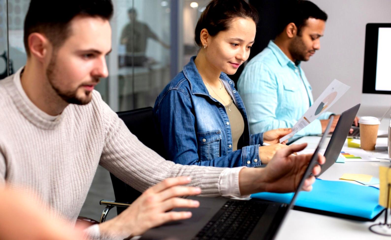 Espacio de trabajo con análisis financiero en hojas de cálculo
