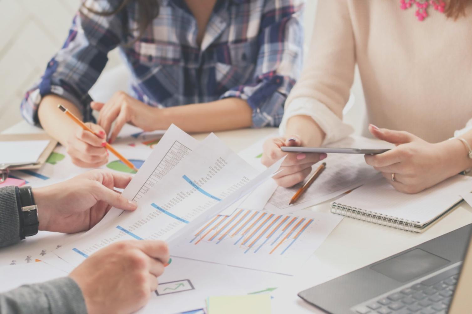 Espacio de trabajo con hojas de cálculo financieras y análisis detallado de datos