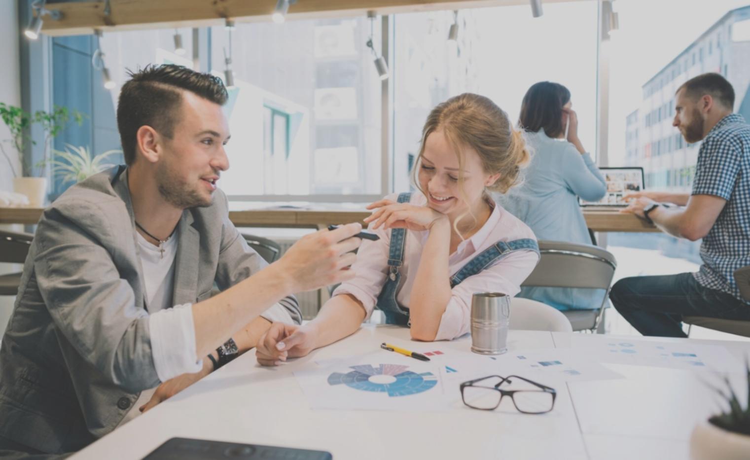 Espacio de trabajo con hojas de cálculo financieras